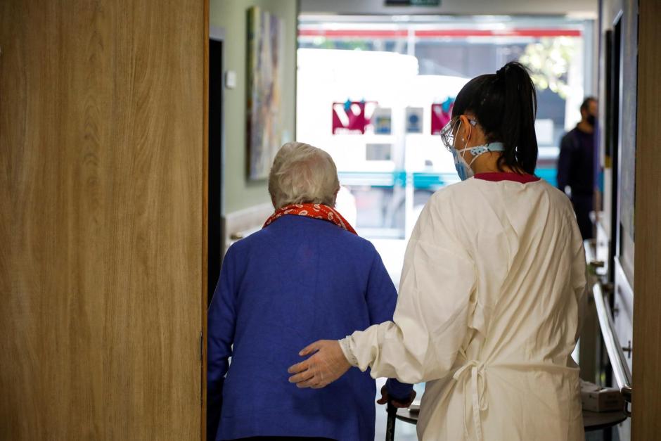 Imagen de una trabajadora de una residencia y una anciana en Madrid