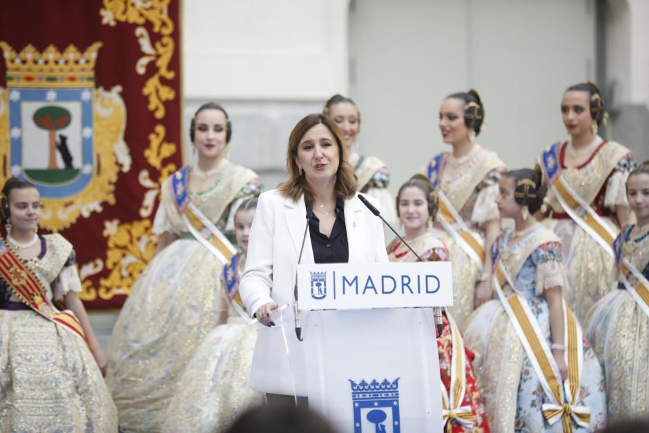 a alcaldesa de Valencia, María José Catalá (c), ofrece un discurso durante la recepción