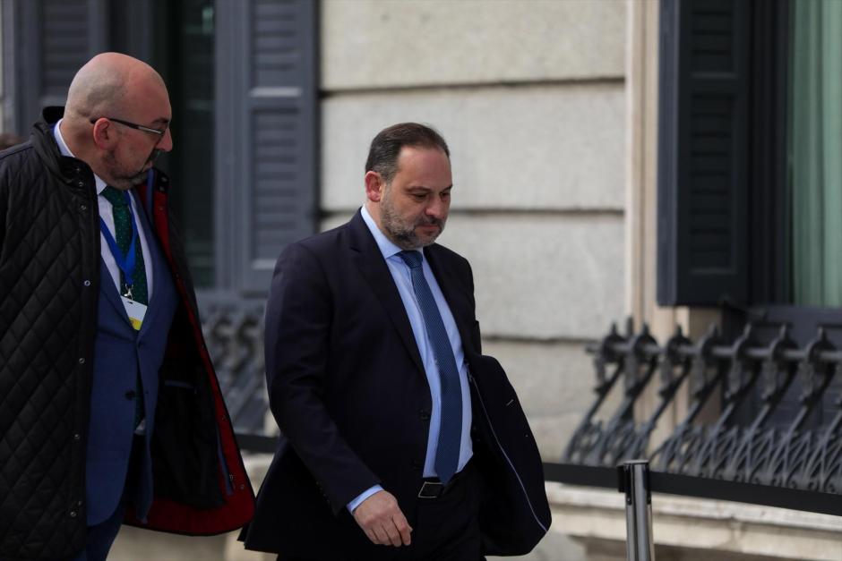 El exministro de Fomento en funciones, José Luis Ábalos (dech), y Koldo García Izaguirre (izq), a su llegada al Congreso en el día de la segunda sesión de votación para la investidura del candidato socialista a la Presidencia del Gobierno en la XIV Legislatura, en Madrid (España), a 7 de enero de 2020.
07 enero 2020, VOTACICÓN, INVESTIDURA, SÁNCHEZ, ERC, PSOE, CONGRESO. 
Jesús Hellín / Europa Press
(Foto de ARCHIVO)
07/1/2020