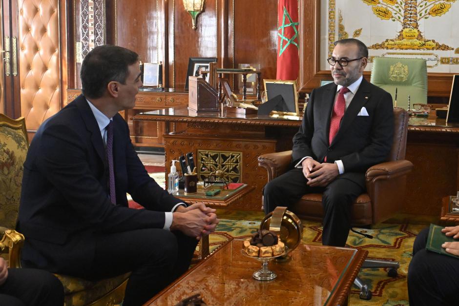 Pedro Sánchez junto a Mohamed VI, que esta vez sí estaba en Rabat y le recibió