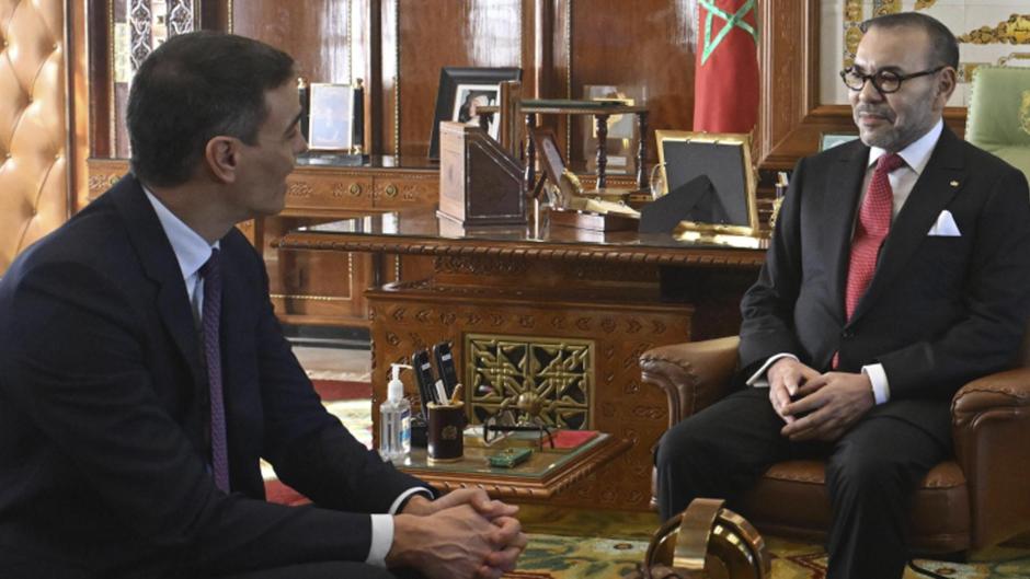 Pedro Sánchez junto a Mohamed VI, que esta vez sí estaba en Rabat y le recibió