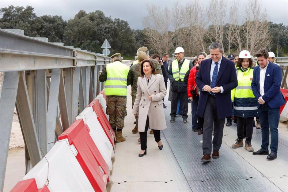 La ministra de Defensa visita el puente logístico en Aldea del Fresno