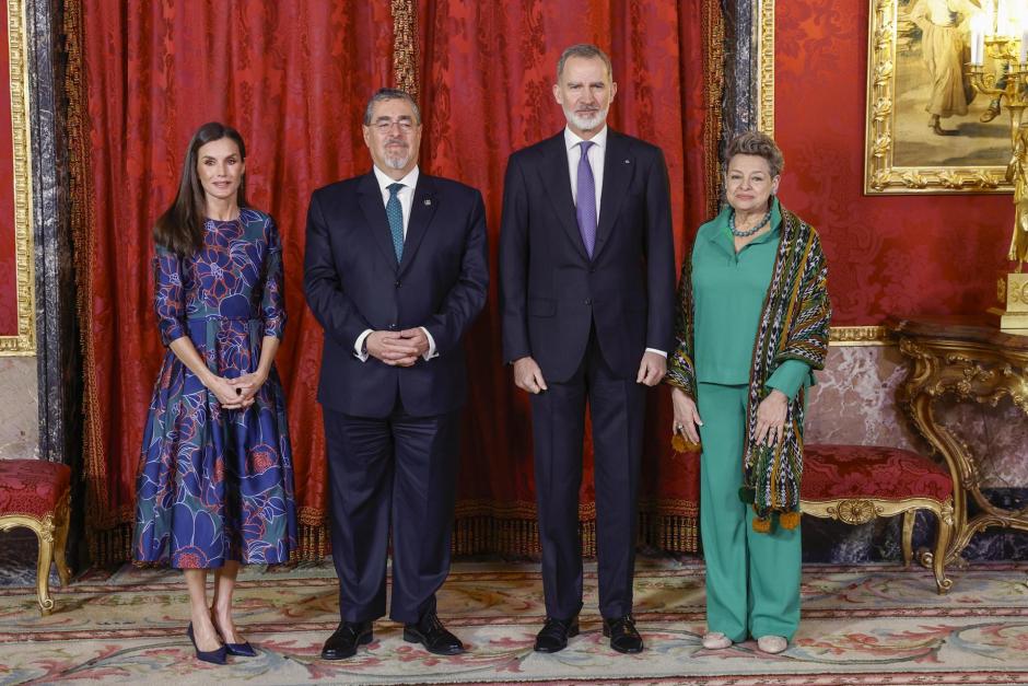 Los Reyes, con el presidente de Guatemala, Bernardo Arévalo, y su esposa, Lucrecia Peinado en el palacio Real en Madrid