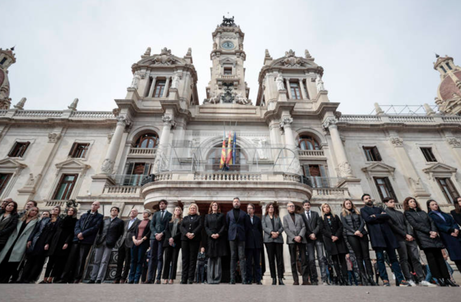La Corporación Municipal de Valencia, guardando un minuto de silencio por las víctimas del incendio de Campanar