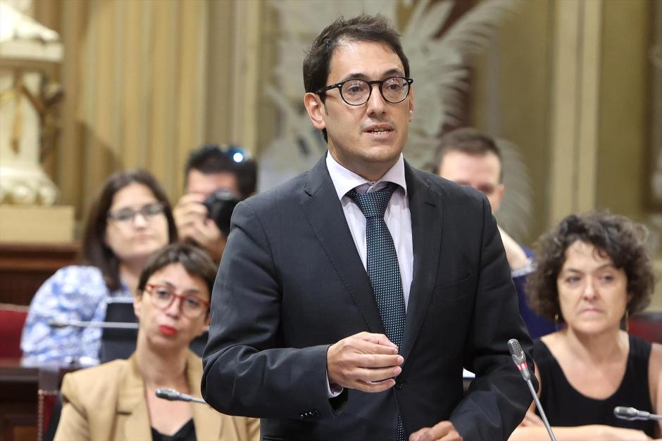 El portavoz del Grupo Parlamentario Socialista, Iago Negueruela durante una sesión de control en el Parlament balear