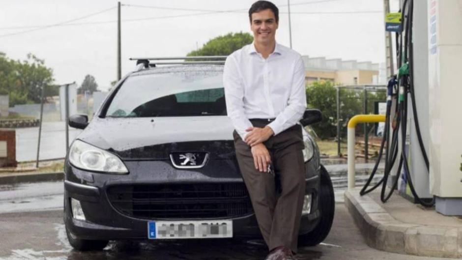Pedro Sánchez junto al Peugeot 407