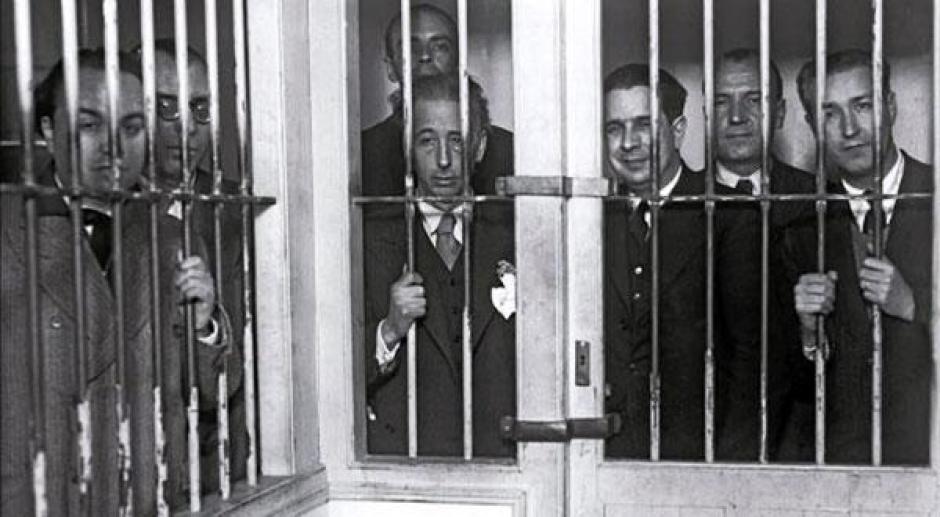 Lluís Companys, en el centro, entre rejas tras la intentona golpista de octubre de 1934