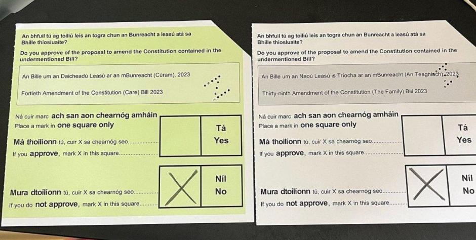 Papeletas con las preguntas sometidas a referéndum en Irlanda