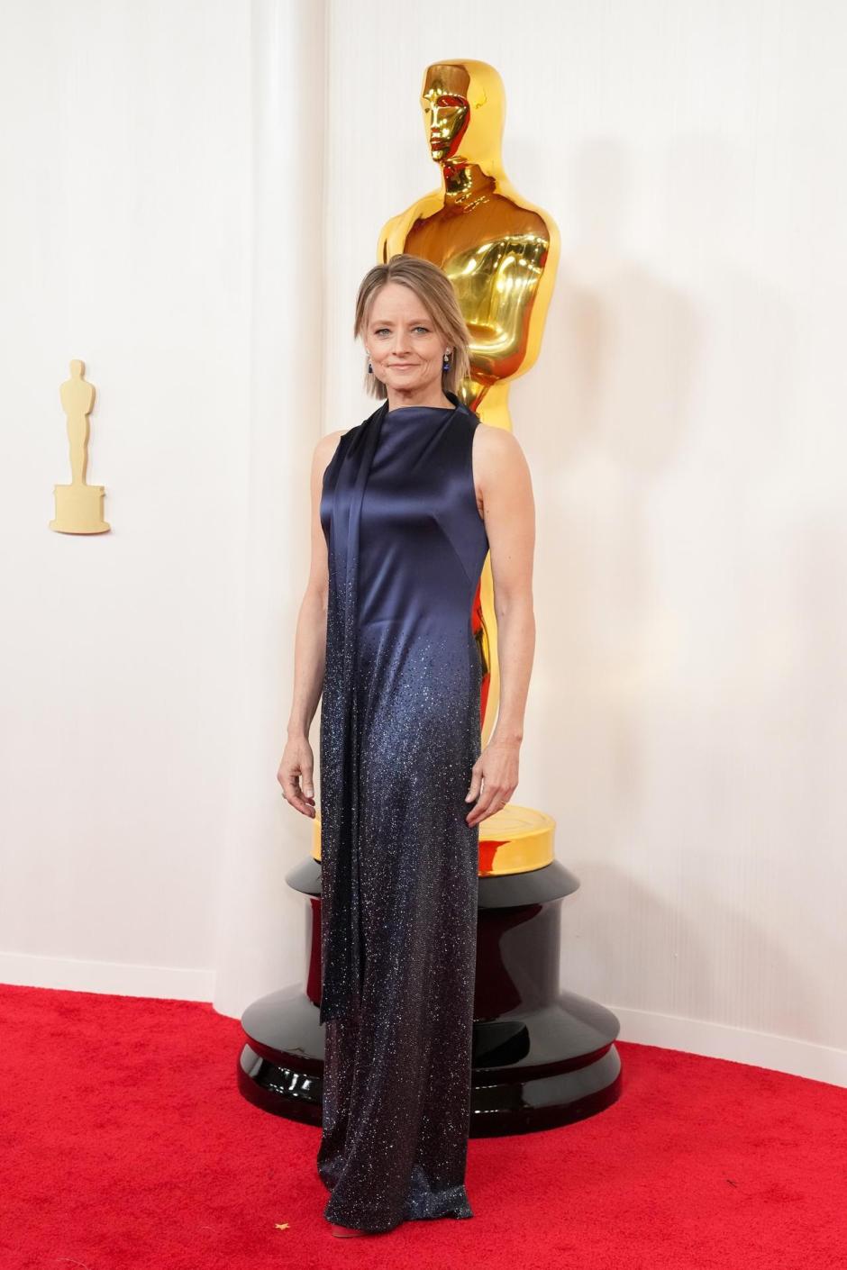 Jodie Foster.  Vestido recto de Loewe con cuello tocado de una lazada. Impecable