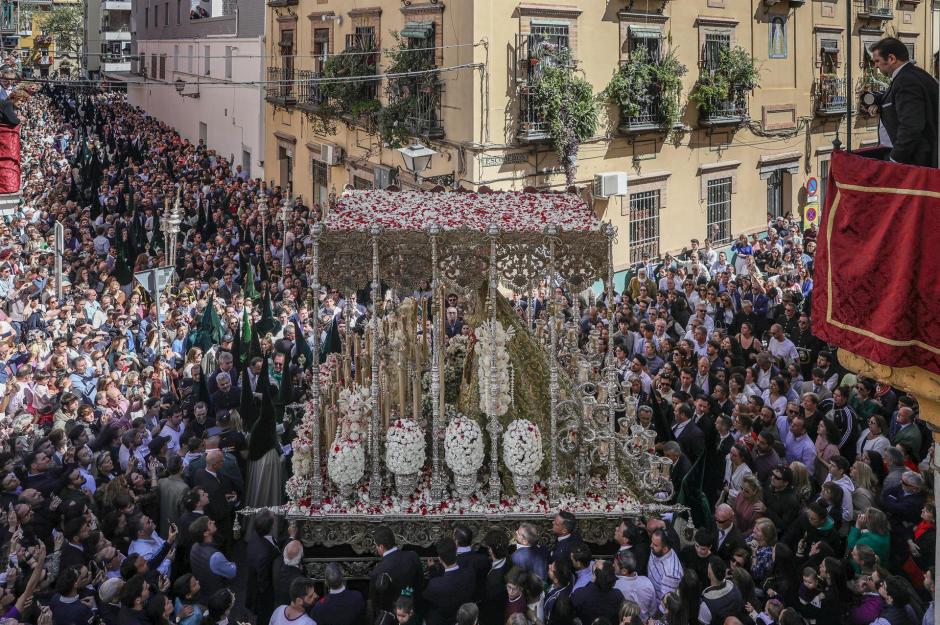 El palio de la Virgen de la Esperanza Macarena, de regreso a su Basílica en la Madrugá de 2023
