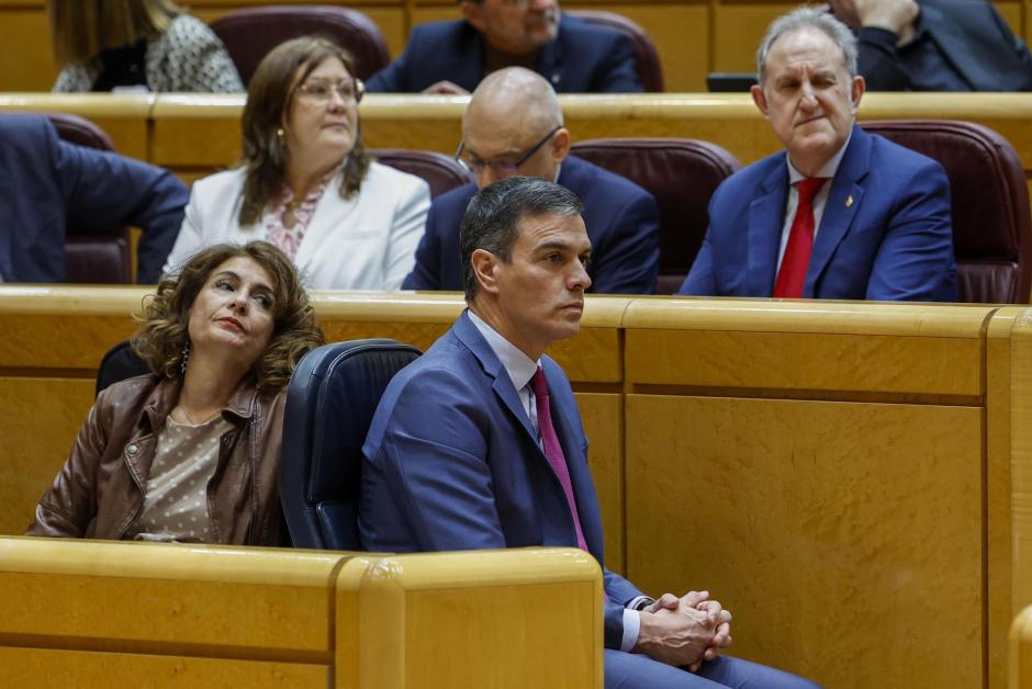 El presidente del Gobierno, Pedro Sánchez (d) y la vicepresidenta María Jesús Montero, en la sesión de control al Gobierno celebrada por el pleno del Senado este martes