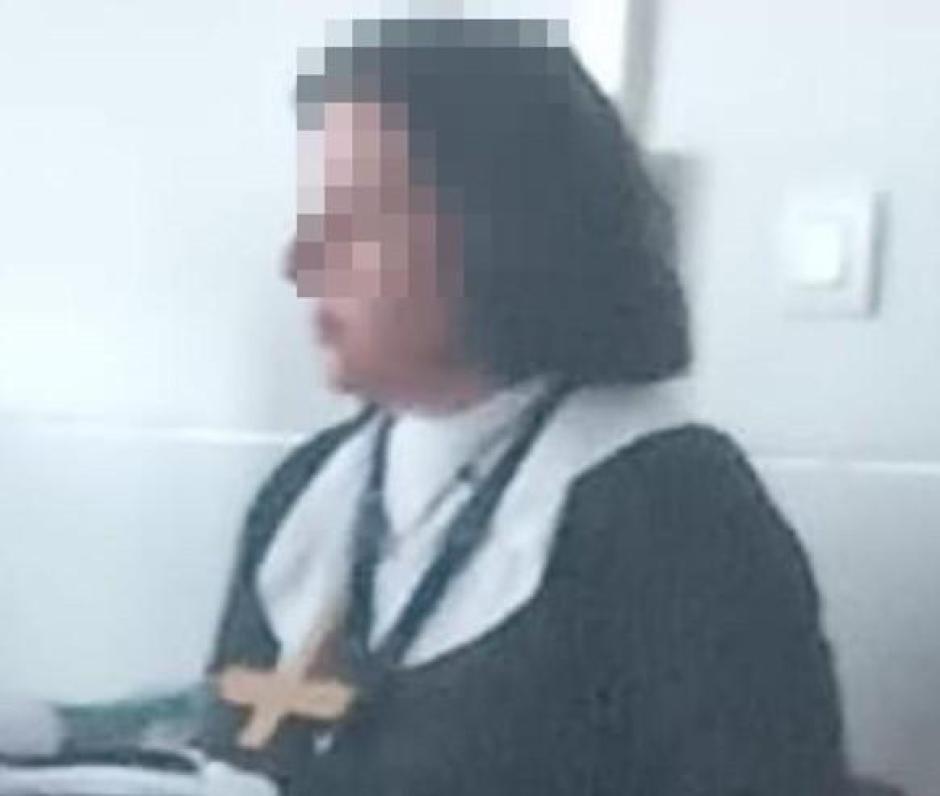 Una de las profesoras vestidas de monja con un crucifijo invertido en Valencia