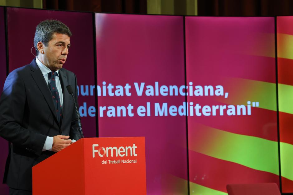 El presidente de la Generalitat Valenciana, Carlos Mazón, en un momento d esu conferencia en Barcelona
