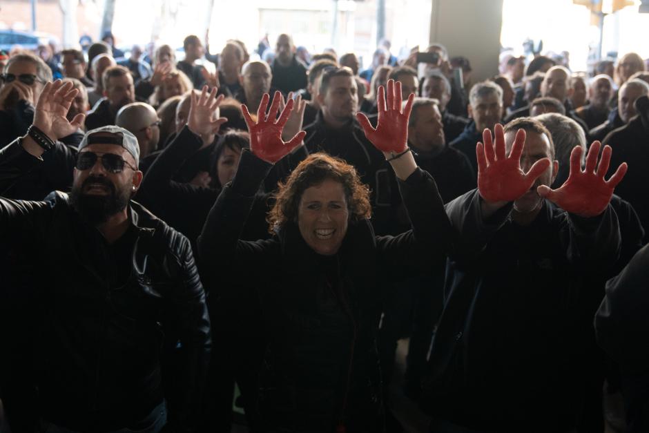 Manifestantes durante una concentración convocada por sindicatos por la muerte de una trabajadora de la cárcel de Mas d'Enric en Tarragona