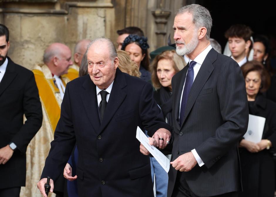 Don Felipe con su padre en Windsor tras la ceremonia en memoria del Rey Constantino