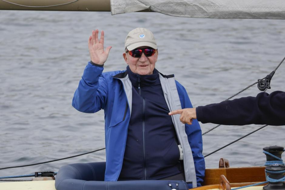 El Rey Juan Carlos I saluda a bordo del 'Bribón' antes de competir en la segunda jornada de la prueba de la Liga de 6 metros, este domingo, en la localidad costera de Sangenjo