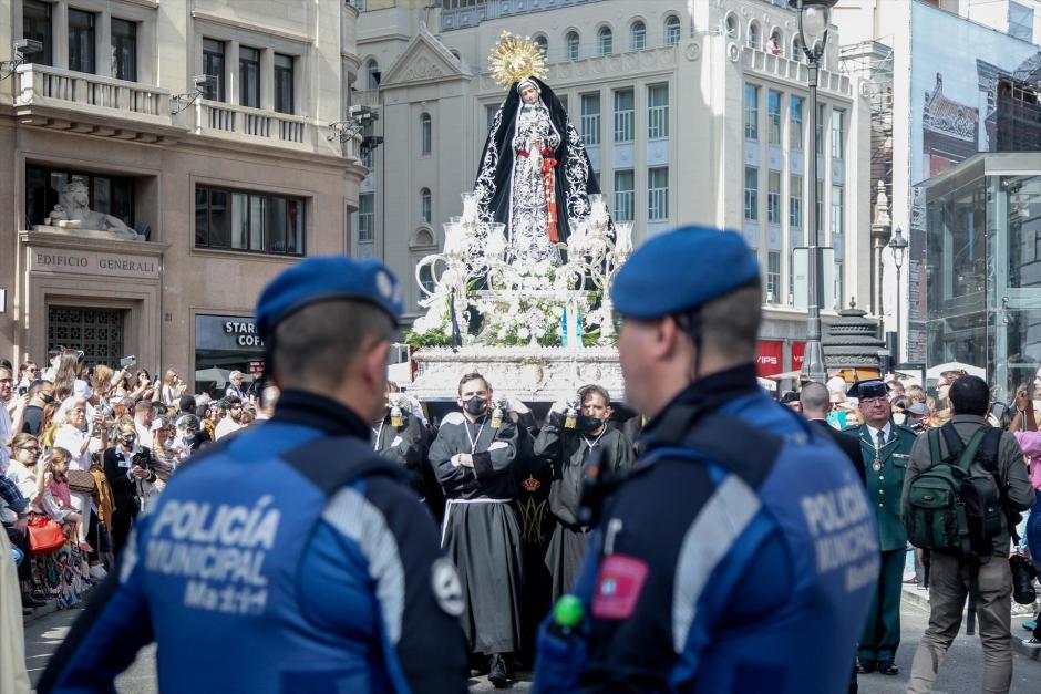 Anderos llevan la talla de la Virgen de la Soledad en la procesión de La Soledad y del Desamparo y del Cristo Yacente, que sale desde la Iglesia de la Concepción Real de Calatrava, a 16 de abril de 2022, en Madrid (España). La procesión de La Soledad, talla que representa el dolor de la Madre a la espera de la resurrección de su Hijo, en soledad, y el encuentro con el Cristo Yacente es la única que sale en Madrid el Sábado Santo. El momento más esperado es el encuentro de estos dos pasos, conocido como Divino Encuentro, en la Plaza de la Villa. Esta estación de penitencia será la primera después de ser la Virgen de la Soledad coronada canónicamente por el cardenal arzobispo de Madrrid, el pasado 13 de noviembre.
16 ABRIL 2022;PROCESIÓN;TALLA;SEMANA SANTA;PASCUA;RELIGIÓN;POLICÍA MUNICIPAL;
Ricardo Rubio / Europa Press
(Foto de ARCHIVO)
16/4/2022