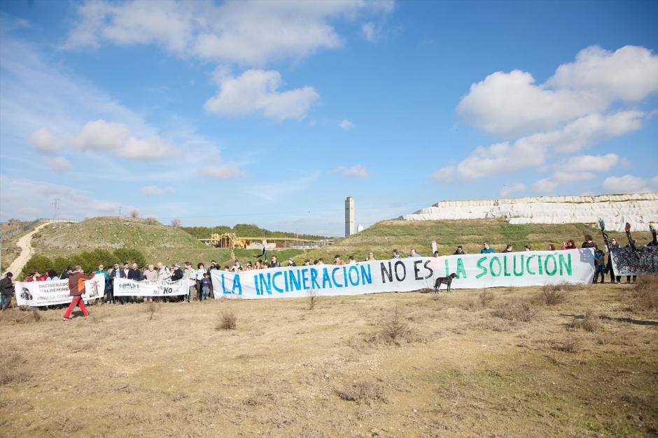 Manifestantes con pancartas durante una marcha por el cierre de la incineradora de Valdemingómez