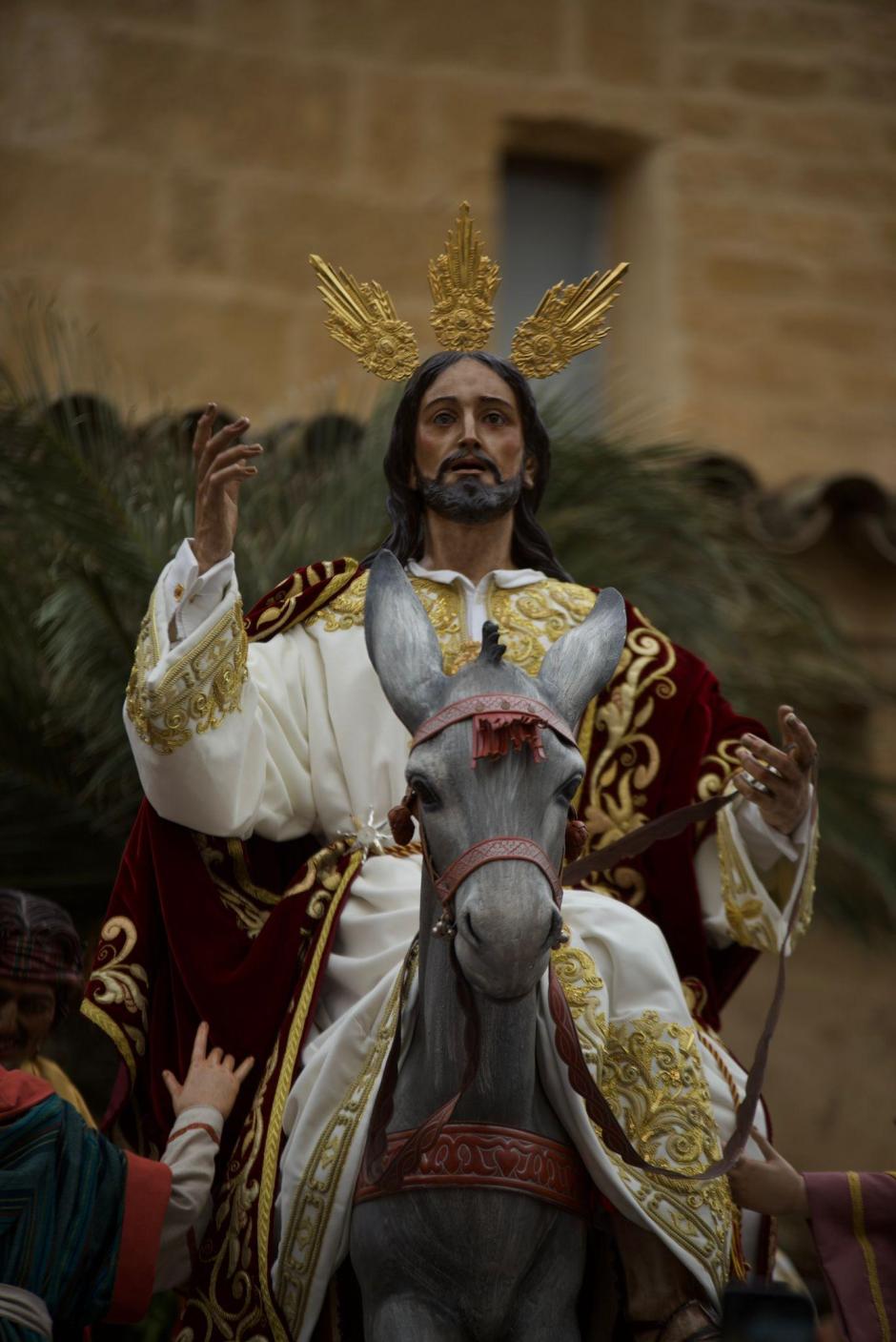 La Borriquita abre una Semana Santa de tiempo incierto