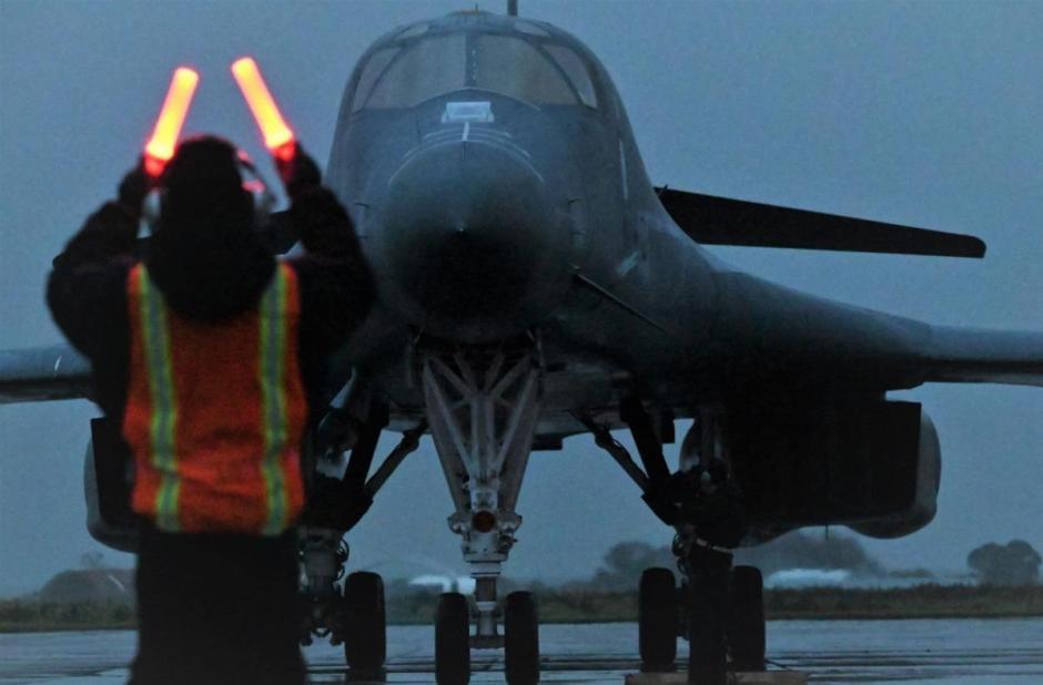 Un jefe de tripulación estadounidense guía un B-1B Lancer durante la Bomber Task Force 24-2 en la Base Aérea de Morón, España