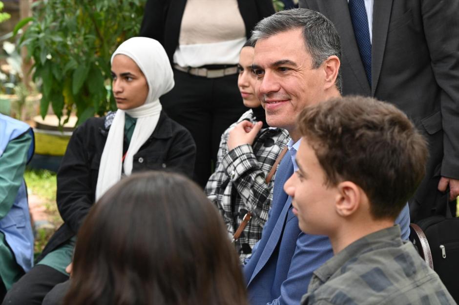 El presidente del Gobierno, Pedro Sánchez (2d), en uno de los encuentros mantenidos en el campo de refugiados palestinos
