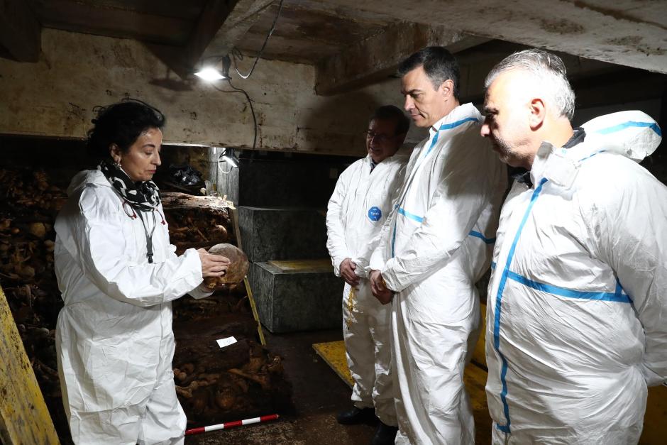 Pedro Sánchez, durante la visita al laboratorio forense del Valle de los Caídos