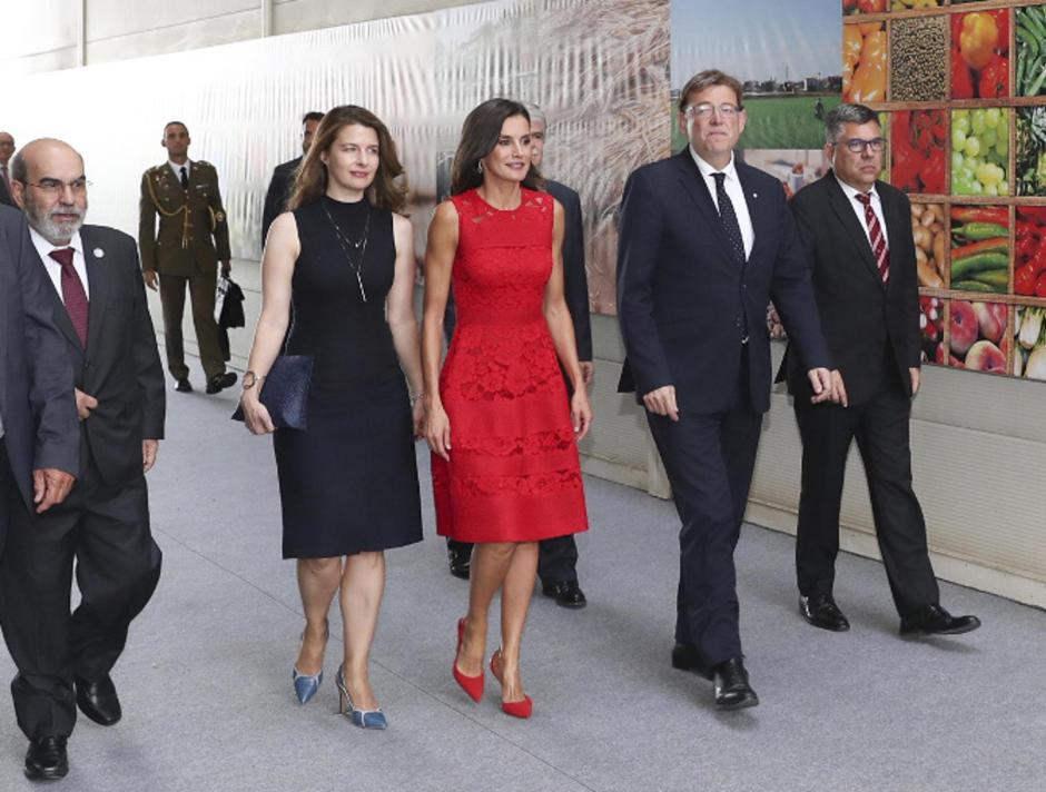 La Reina con la nueva jefa de su Secretaría, Dolores Ocaña, en Valencia en 2019