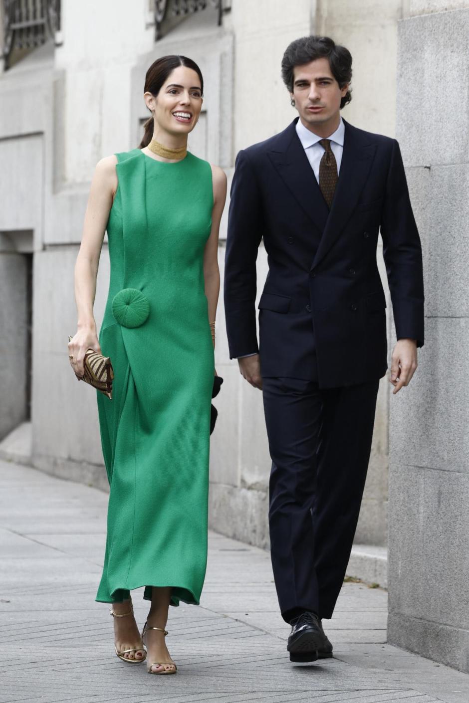 3.	La duquesa de Huescar. Sofía  Palazuelo escogió para esta boda un vestido color verde Jade de Devota & Lomba favorecedor y discreto.