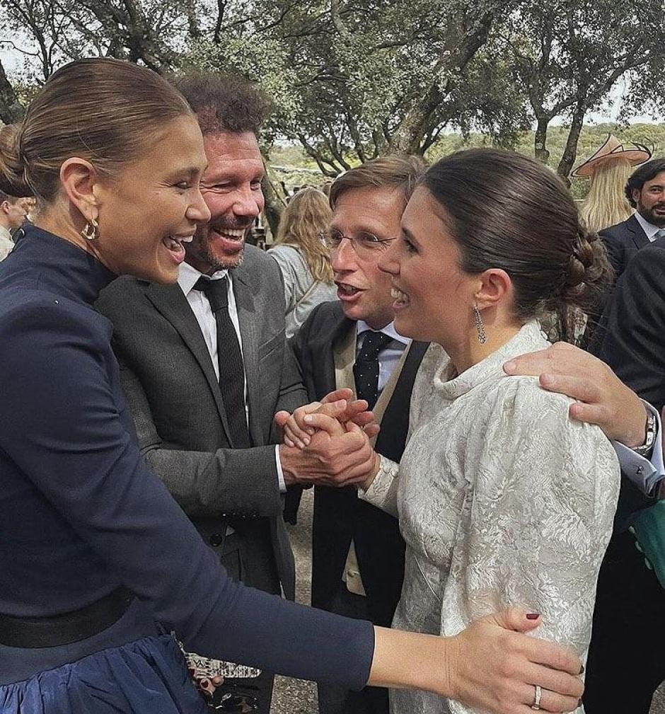 El Cholo Simeone y Carla Pereyra saludan a Martínez-Almeida y Teresa Urquijo