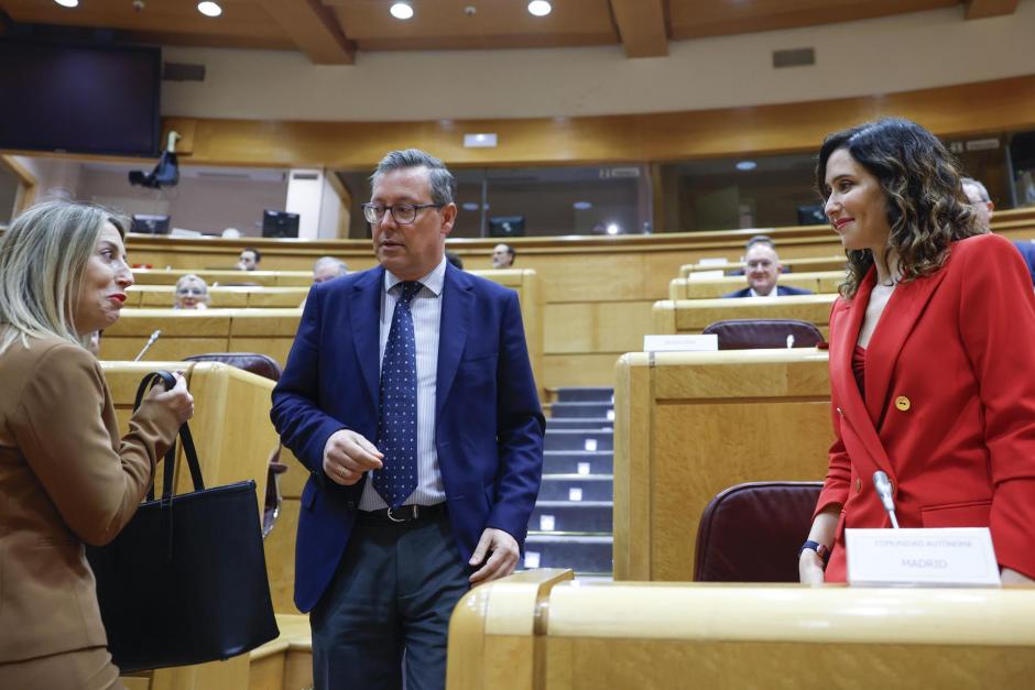 Alfonso Serrano (i), y la presidenta de la Comunidad de Madrid, Isabel Díaz Ayuso (d), conversan con la presidenta de Extremadura, María Guardiola (i)