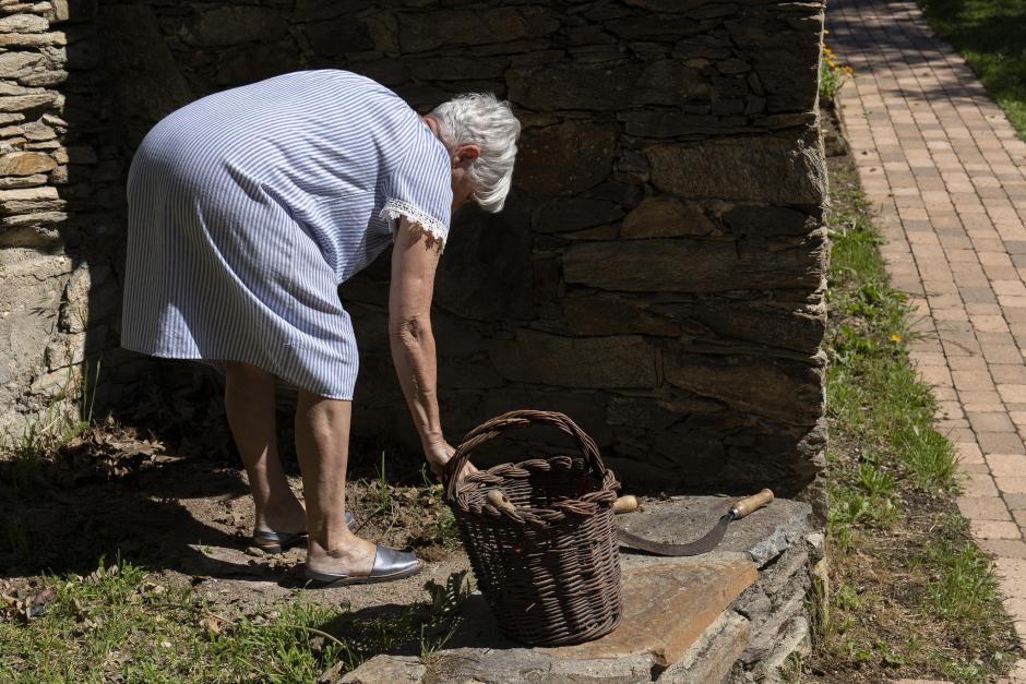 Una mujer en una vivienda del término municipal de La Hiruela
