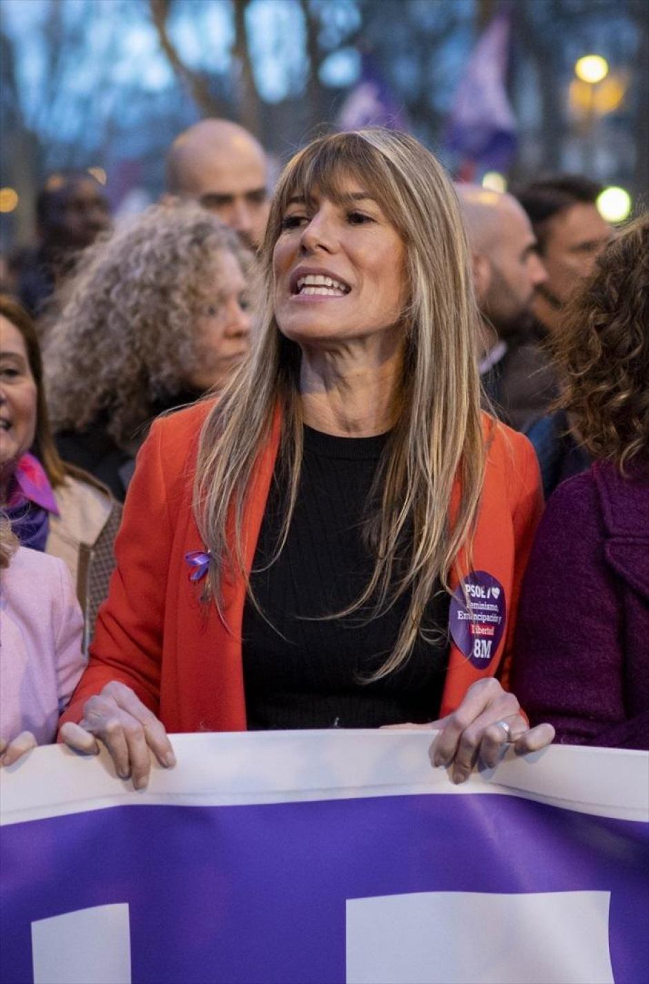 La mujer del presidente del Gobierno de España, Begoña Gómez, durante una manifestación convocada por la Comisión 8M, por el 8M, Día Internacional de la Mujer, a 8 de marzo de marzo de 2023, en Madrid (España).  El Día Internacional de la Mujer vuelve a visibilizar la división del feminismo en España, con las feministas marchando por separado en distintas manifestaciones debido a sus diferencias en temas como la prostitución, la Ley Trans o la Ley del 'solo sí es sí'. Bajo el lema 'Somos el grito necesario, el feminismo lo está cambiando todo’, la Comisión 8M es partidaria de la ley trans y, aunque acoge abolicionistas entre sus filas, llaman en el 8-M a la unificación para celebrar el Día Internacional de la Mujer. Es la convocante principal de este día, cuyo recorrido une el trayecto entre Atocha y plaza de España, desde el paseo del Prado, a la altura de la confluencia con la calle Juan de Mena y el Museo Naval, por la calle de Alcalá, Gran Vía y Callao.
Alberto Ortega / Europa Press
(Foto de ARCHIVO)
08/3/2023