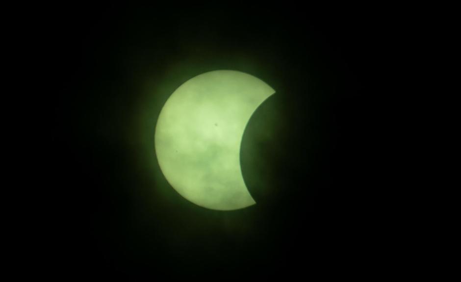 Fotografía del eclipse solar este lunes, en la Ciudad de Torreón (México)