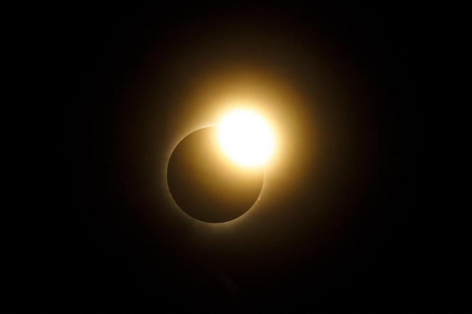 Imagen del anillo de diamantes, un fenómeno luminoso único que se produce justo antes y justo después de la fase de totalidad del eclipse solar.