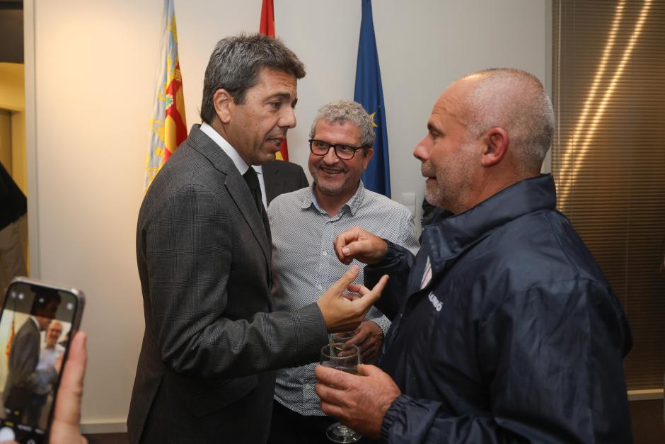 El presidente de la Generalitat Valenciana, Carlos Mazón, hablando con agricultores valencianos en Bruselas