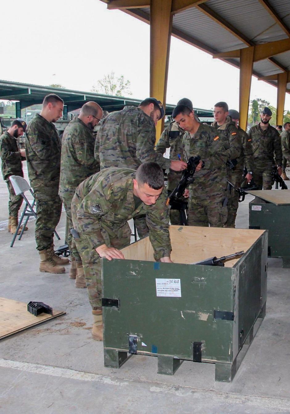 Militares españoles a su llegada a Polonia para los ejercicios Sabre Strike 24