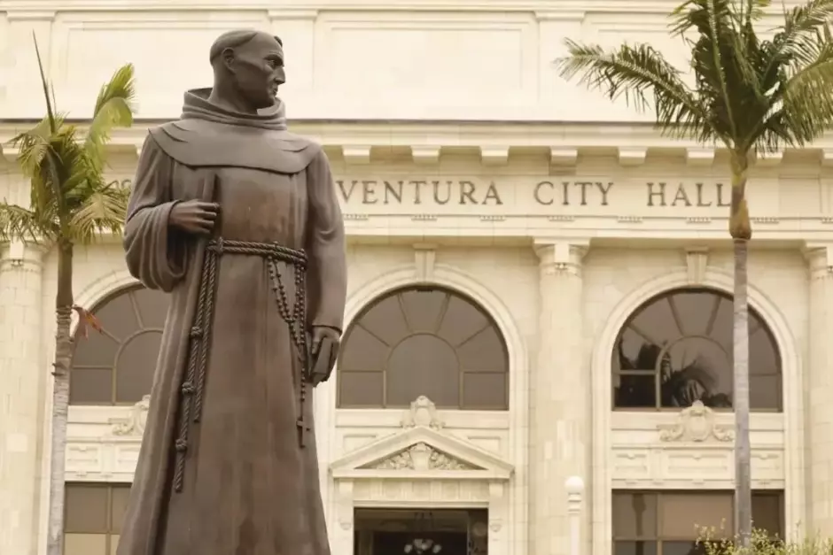 La estatua del santo mallorquín, frente al ayuntamiento de Ventura