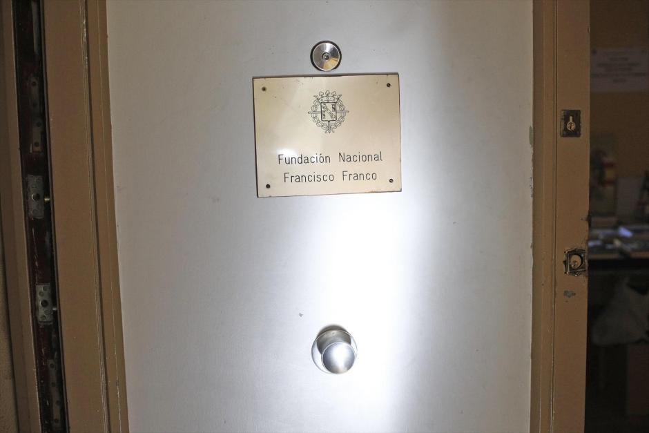 Detalle de la placa de entrada en la sede de la Fundación Francisco Franco