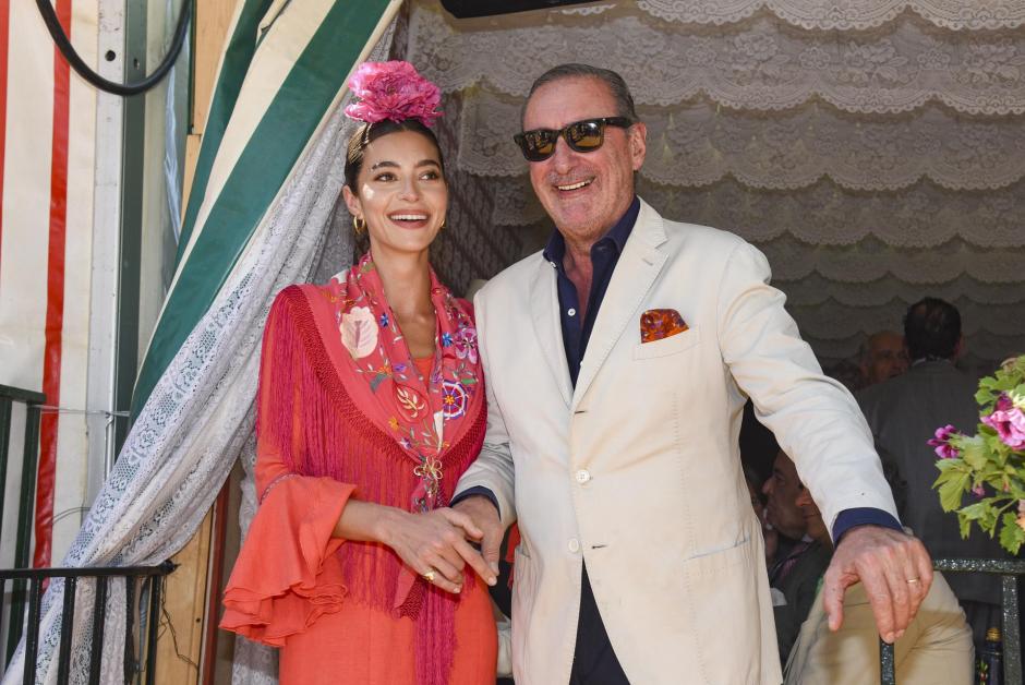 Carlos Herrera es un habitual de la Feria de Abril y su hija Rocío le ha acompañado desde el primer día. Padre e hija han posado a las puertas de su caseta