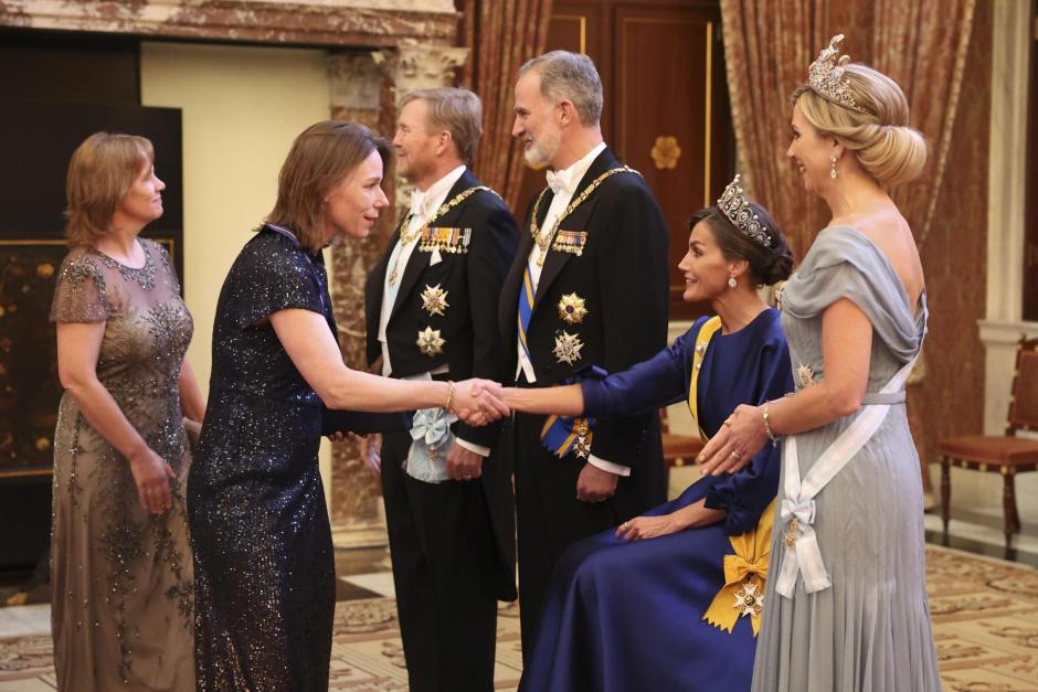 La Reina Letizia, sentada durante el besamanos, junto a Don Felipe y los Reyes de los Países Bajos