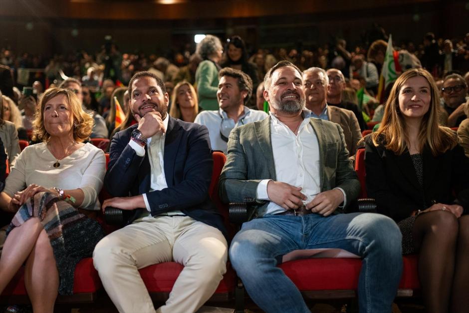 El líder de Vox, Santiago Abascal (2d), y el candidato del partido a la Presidencia de Cataluña, Ignacio Garriga