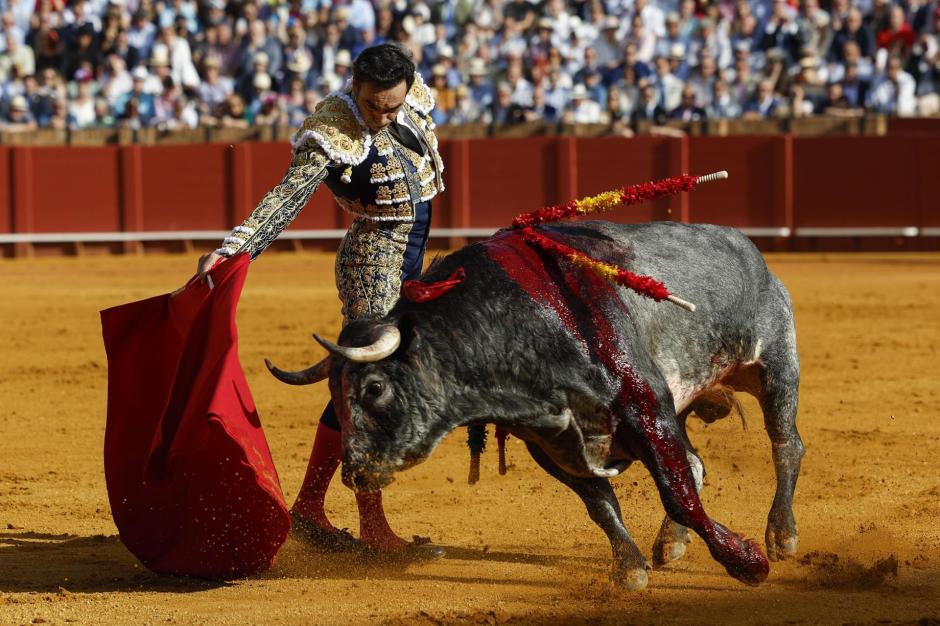 El diestro Manuel Jesús 'El Cid' da un pase a «Dorador», primer toro de su lote, reconocido con la vuelta al ruedo