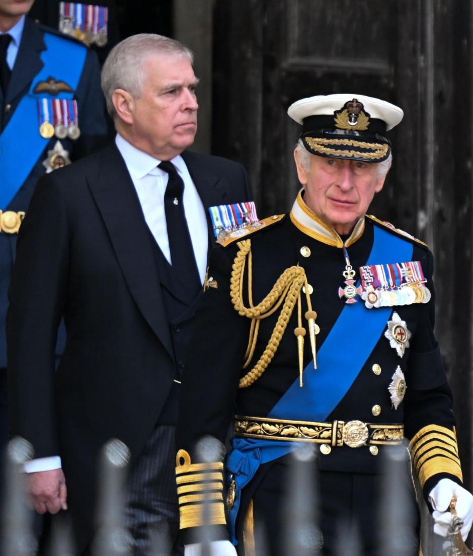 El Rey Carlos III de Inglaterra y su hermano, el Príncipe Andrés