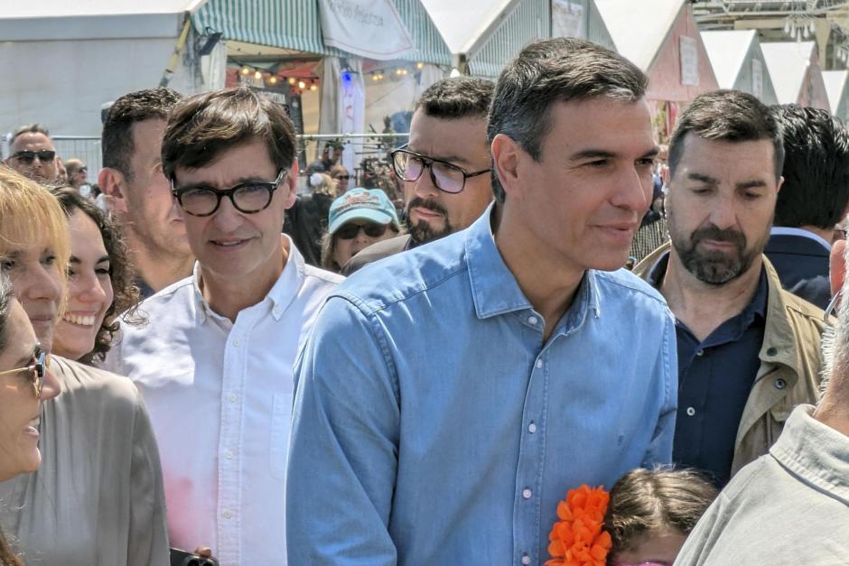 El presidente del Gobierno, Pedro Sánchez, acompañado por el líder del PSC, Salvador Illa, ha irrumpido por sorpresa este miércoles en la Feria de Abril de Barcelona