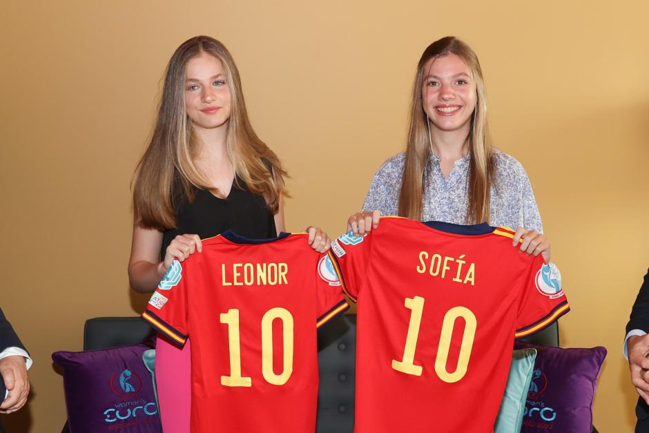 La Princesa Leonor y la Infanta Sofía, durante la Eurocopa femenina de 2022