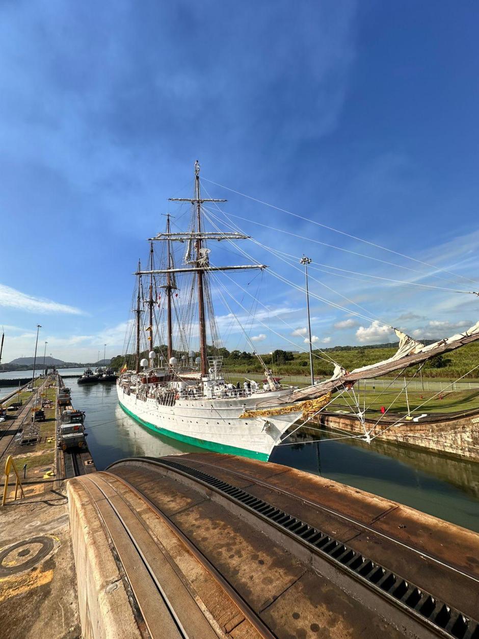 El buque-escuela Juan Sebastián de Elcano cruza el canal de Panáma