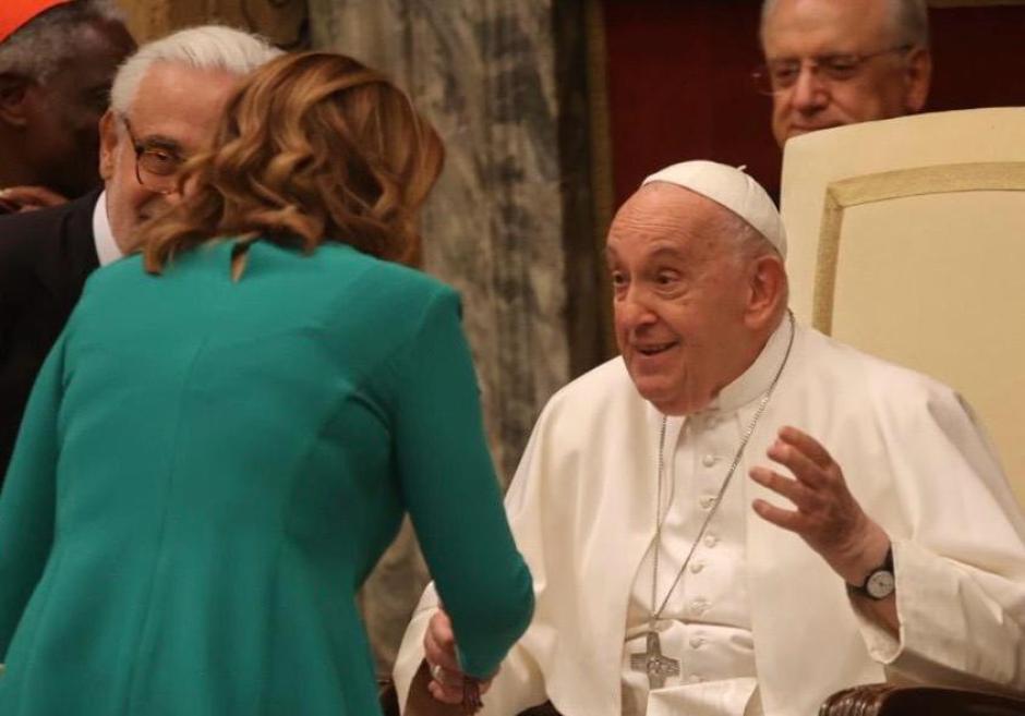 María José Catalá saluda al Papa Francisco, este jueves, en El Vaticano