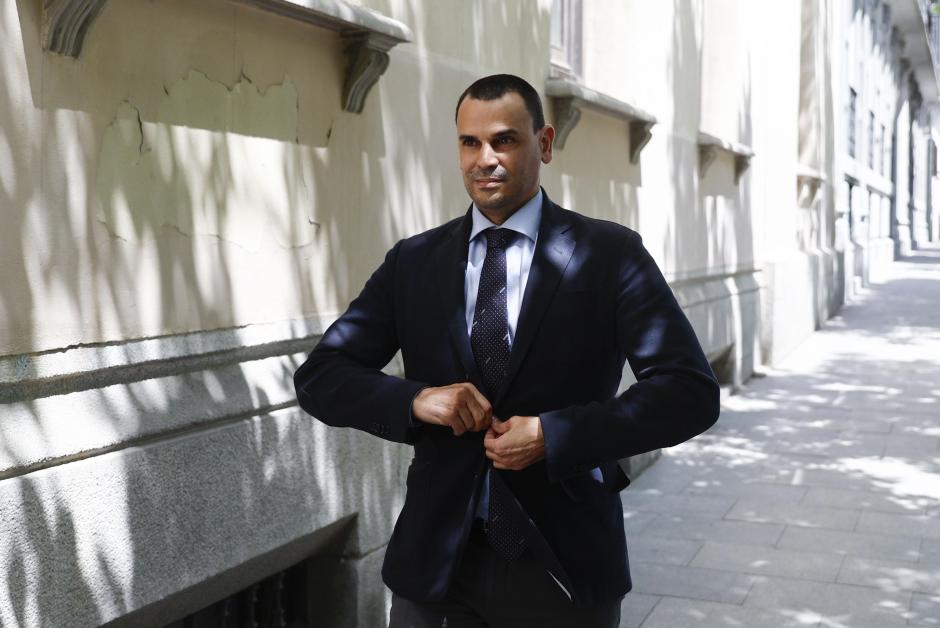 Alberto González Amador llegando al juicio