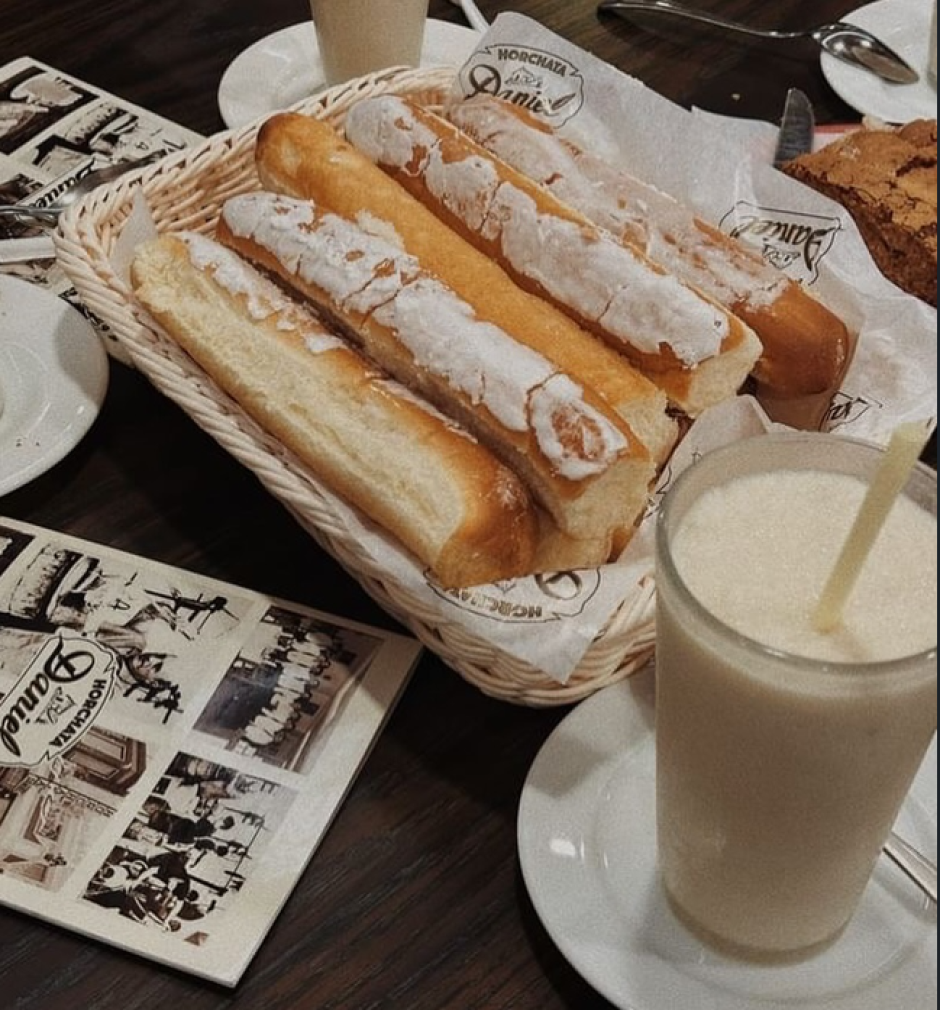 Dos vasos de horchata y los típicos fartons valencianos