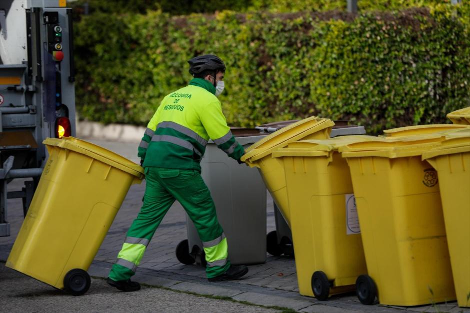 Un operario recogiendo la basura.
